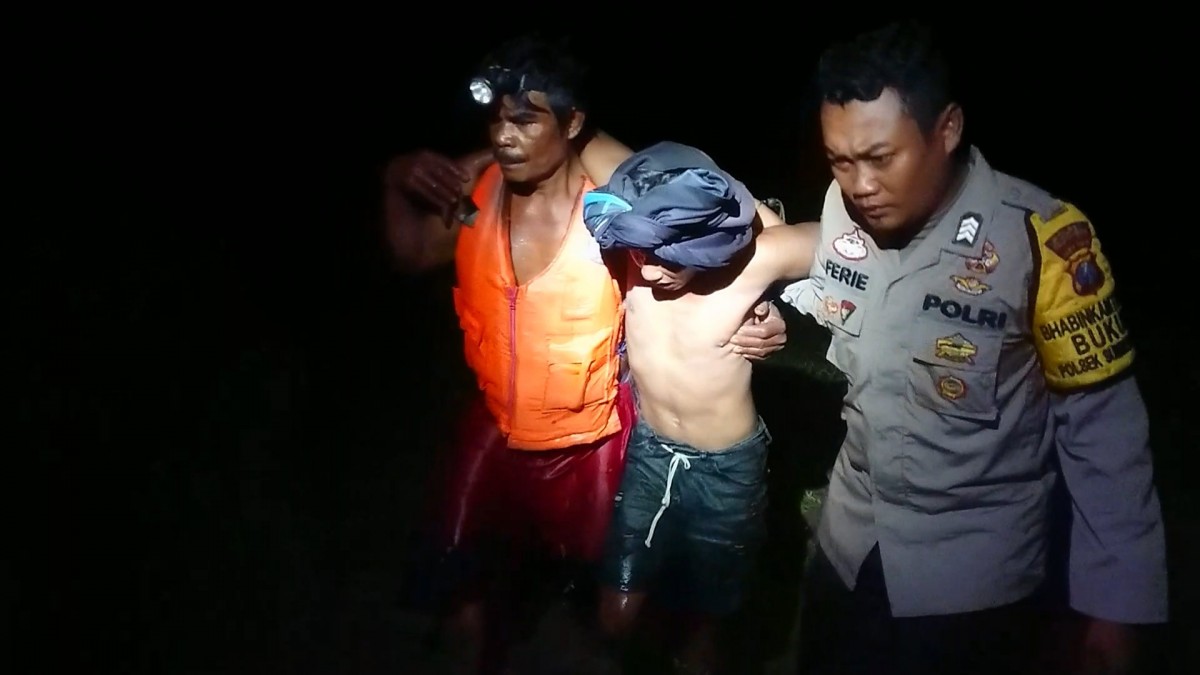 Polisi membantu evakuasi pencari ikan yang terjebak banjir. (Foto: Bramanta Pamungkas/jatimnow.com)