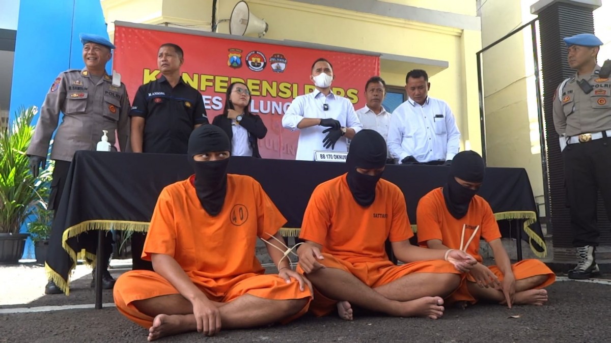 Tersangka saat diamankan di Polres Tulungagung. (Foto: Bramanta Pamungkas/jatimnow.com)