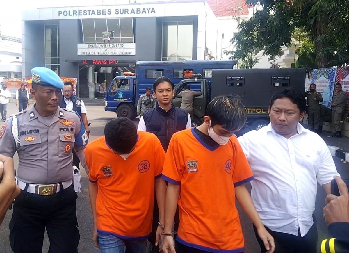 Kanit I Satresnarkoba Polrestabes Surabaya, Iptu Yotok Hadianto (kanan) menggiring dua kurir sindikat narkoba antar pulau (Foto: Fahrizal Tito/jatimnow.com)
