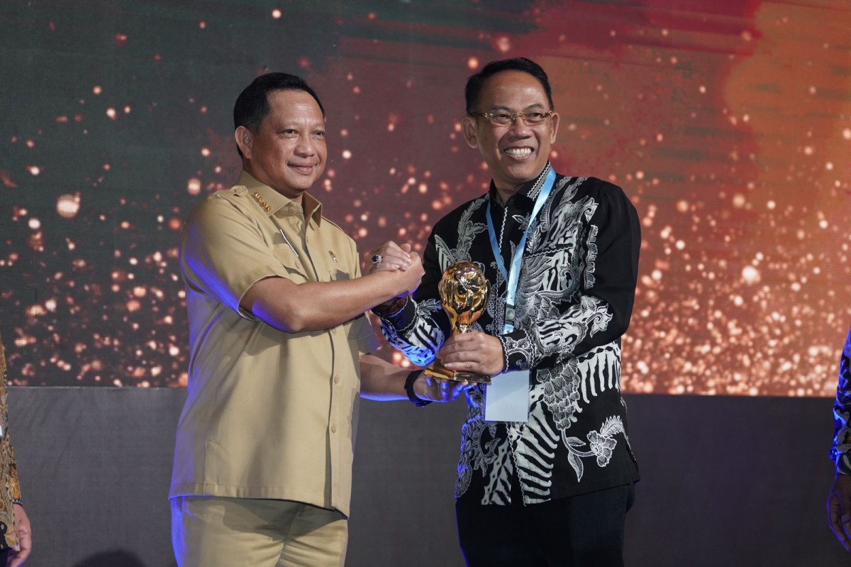 Sekda Kota Mojokerto Gaguk Tri Prasetyo saat menerima UHC Award dari Mendagri Tito Karnavian (Foto: Diskominfo Kota Mojokerto for jatimnow.com)