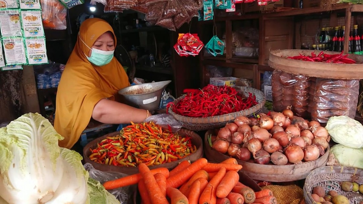 Pedagang daging ayam dan sayuran di pasar grosir Ngemplak Tulungagung. (Foto-foto: Bramanta Pamungkas/jatimnow.com)