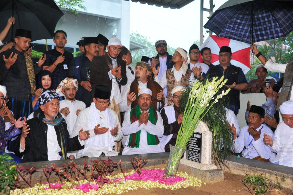 Anies Baswedan saat berziarah ke makam kiai sepuh di Madura (Foto-foto: Fathor Rahman/jatimnow.com)