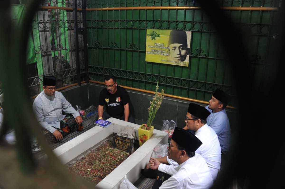 Anies Baswedan saat berziarah di makam KH Mas Alwi, di Tambakrejo, Simokerto, Surabaya (Foto:  jatimnow.com)