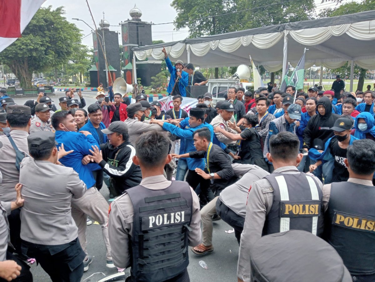 Demo Mahasiswa Cipayung di Pendopo Kabupaten Jombang Ricuh