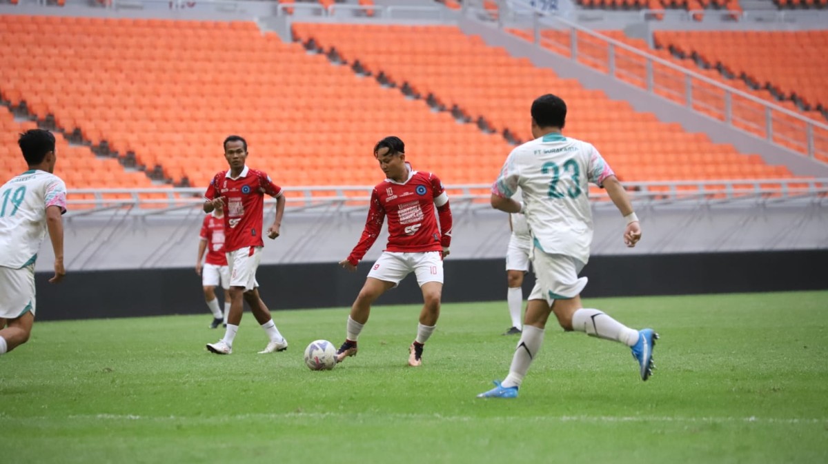 Bupati Trenggalek, Mochamad Nur Arifin (Mas Ipin) saat bermain sepak bola (Foto: Humas Pemkab Trenggalek)