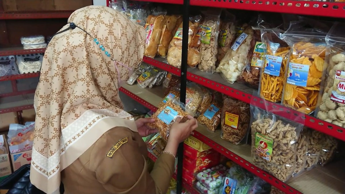 Petugas saat sidak makanan dan minuman di toko grosir dan swalayan di Tulungagung (Foto: Bramanta Pamungkas/jatimnow.com)