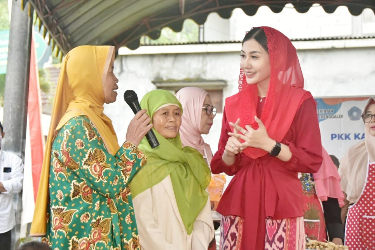 Ketua TP PKK Trenggalek, Novita Hardini saat menghadiri safari ramadan. (Foto: Dok. Kominfo Trenggalek)