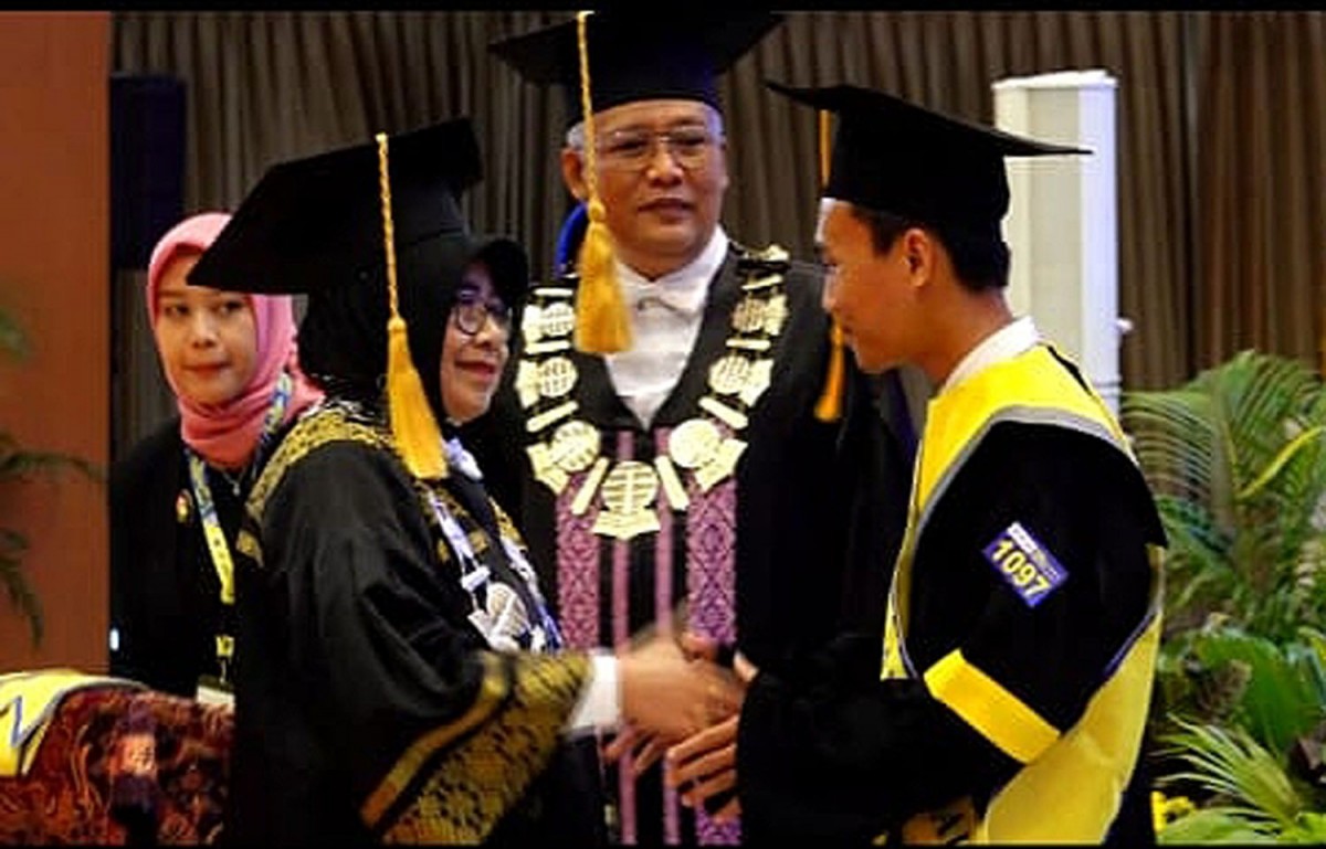 Prosesi wisuda Universitas Terbuka Surabaya (Foto: Humas UT for jatimnow.com)