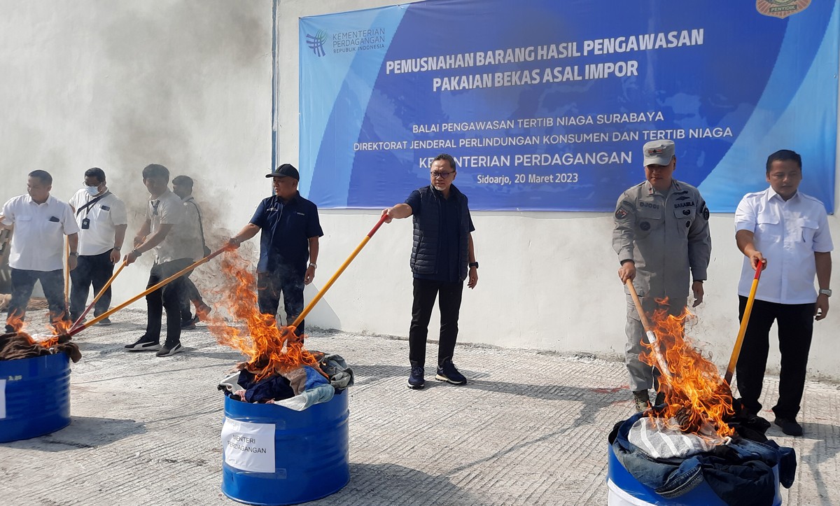 Menteri Perdagangan Zulkifli Hasan saat memusnahkan pakaian impor bekas. (foto: Achmad Supriyadi/jatimnow.com)