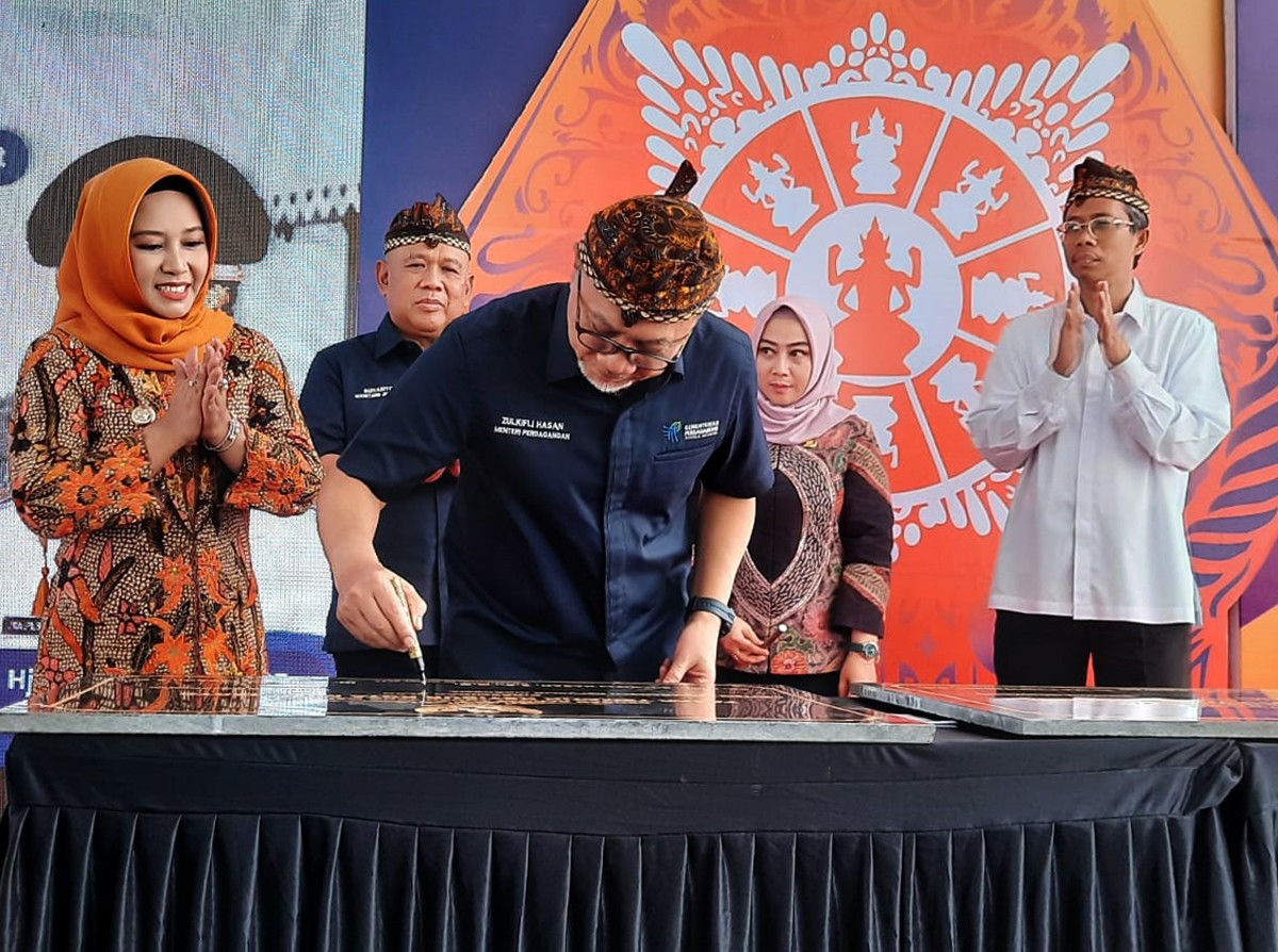 Menteri Perdagangan Zulkifli Hasan didampingi Wali Kota Mojokerto Ika Puspitasari saat menandatangani prasasti peresmian Pasar Ketidur. (Achmad Supriyadi/jatimnow.com)