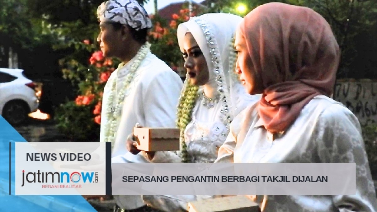 Sepasang Pengantin Berbagi Takjil Gratis