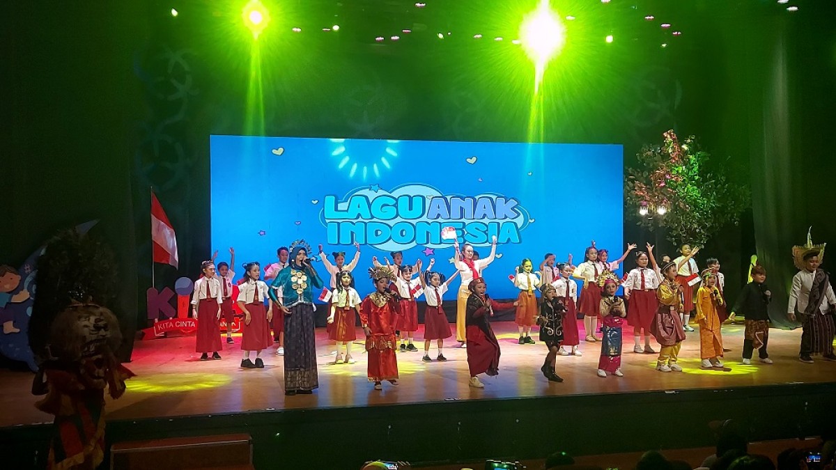 Penampilan lagu anak-anak di Balai Pemuda Surabaya (Foto: Ni'am Kurniawan/jatimnow.com)