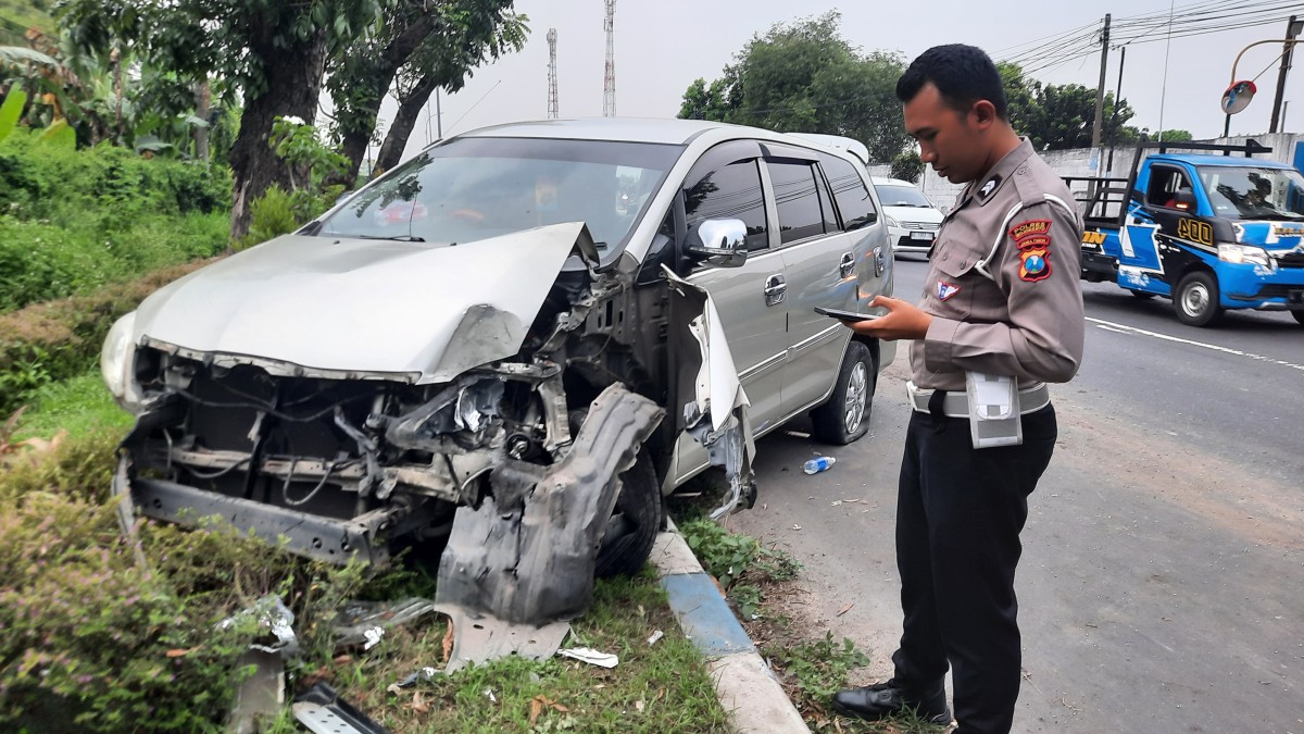 Mobil Innova yang menabrak PJU di Mojosari, Mojokerto (Foto: Achmad Supriyadi/jatimnow.com)