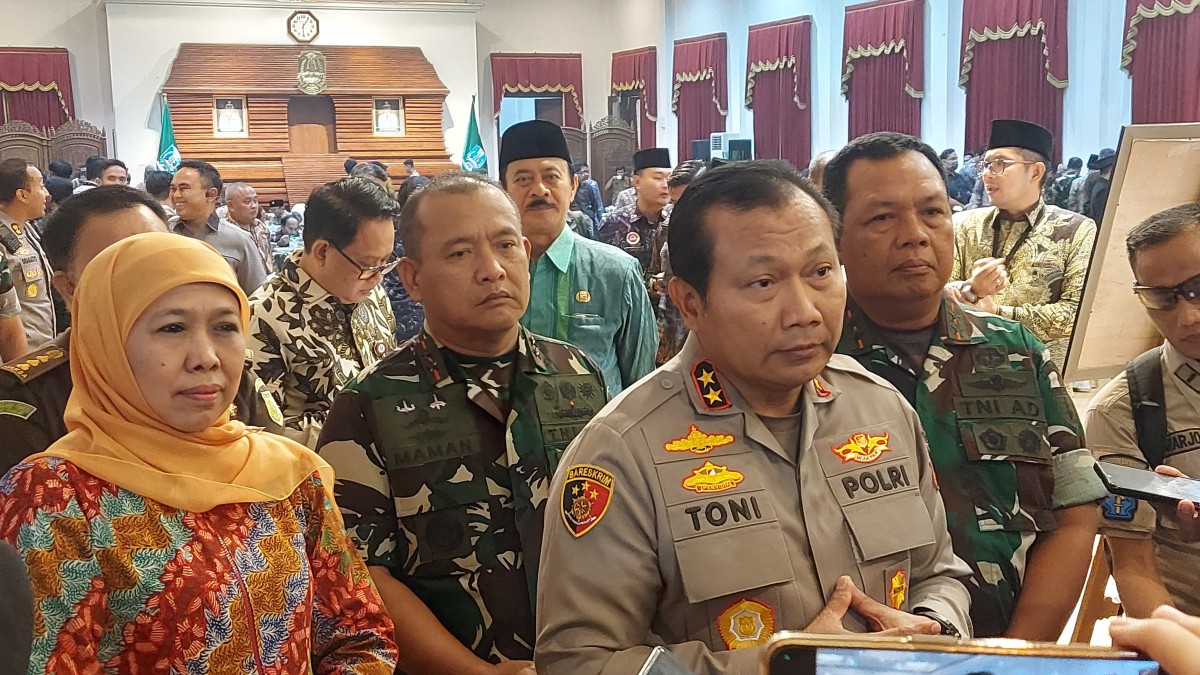 Kapolda Jatim Irjen Pol Toni Harmanto bersama Pangdam V Brawijaya dan Gubernur Jatim di Gedung Negara Grahadi di Surabaya (Foto: Ni'am Kurniawan/jatimnow.com)