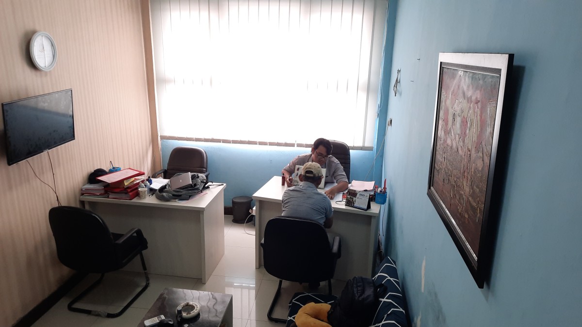 Kepala Desa Lolawang, Sugiarto saat diperiksa di ruangan Pidsus Kejari Kabupaten Mojokerto (Foto: Achmad Supriyadi/jatimnow.com)