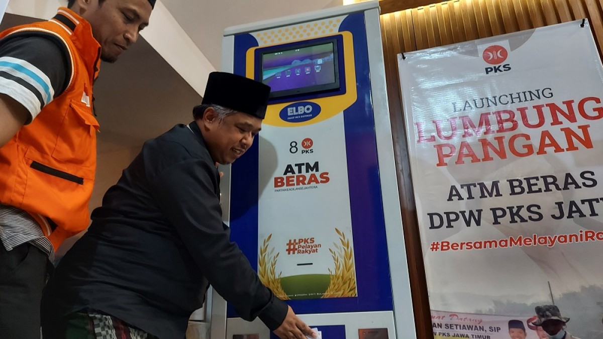 Ketua PKS Jatim Irwan Setiawan saat menunjukan ATM beras dikantornya (Foto: Ni'am Kurniawan/jatimnow.com)
