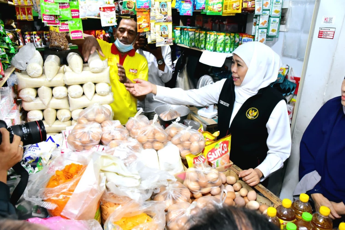 Gubernur Jatim Khofifah Indar Parawansa saat sidak di Pasar Legi Ponorogo (Foto: Ahmad Fauzani/jatimnow.com)