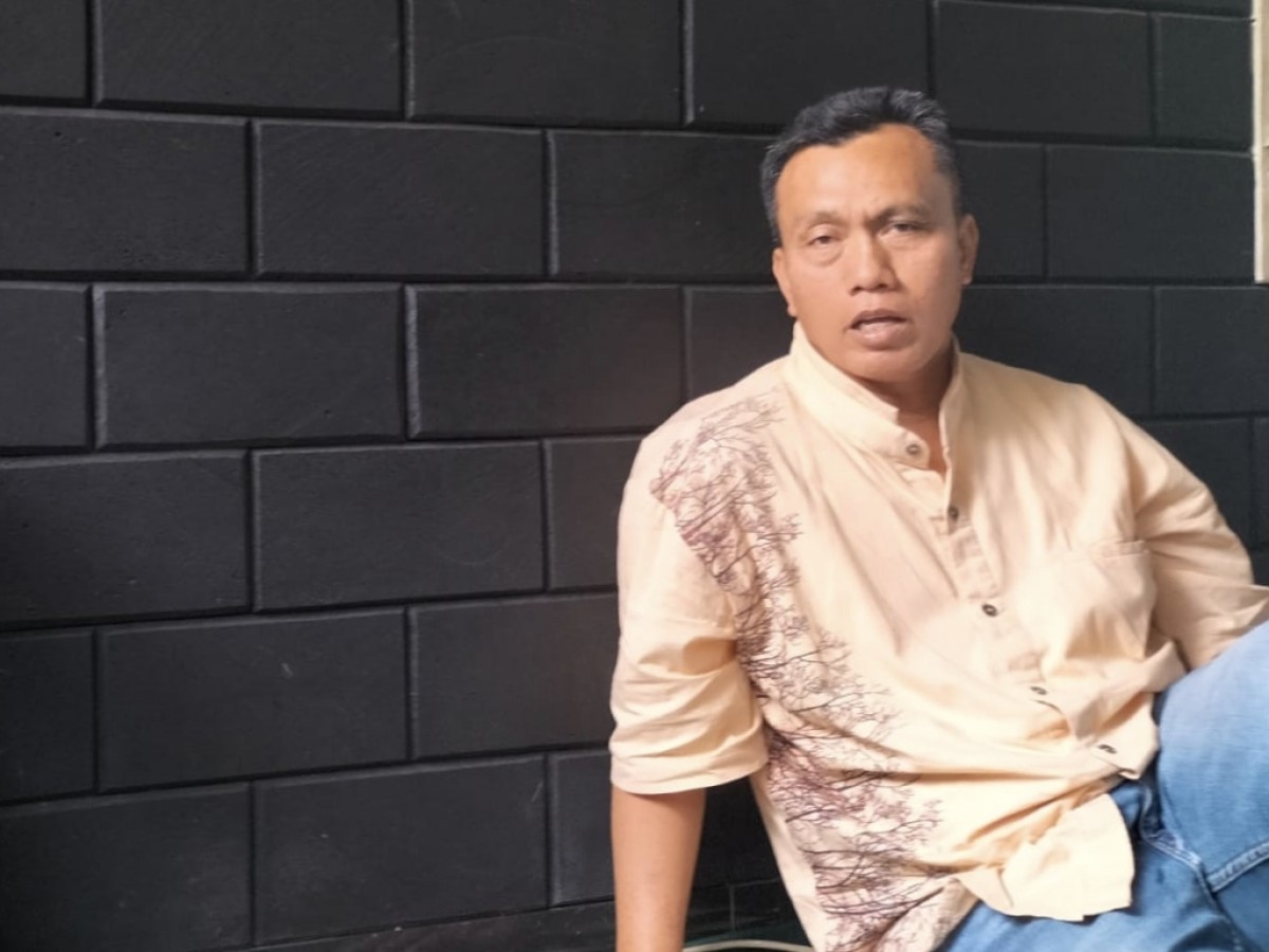 Ayah korban, Abdul Rofik saat dijumpai di kediamannya, Jalan Dukuh Kupang Barat, Surabaya. (foto: Raman Indra Surya/jatimnow.com)