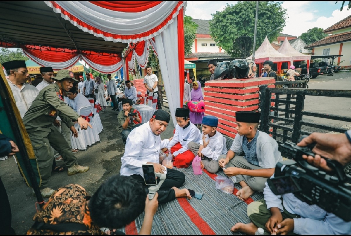 Ahmad Fauzi bersama anak Yatim di Sumenep (Dok jatimnow.com)