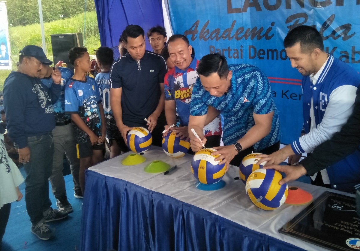 AHY saat meresmikan akademi bola volly di Desa Suciharjo, Kecamatan Parengan. (Foto: Misbahul Munir/jatimnow.com)
