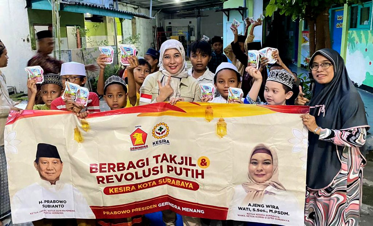 Perempuan Gerindra Surabaya saat berbagi dan menggelar revolusi putih (Foto: Gerindra Surabaya for jatimnow.com)