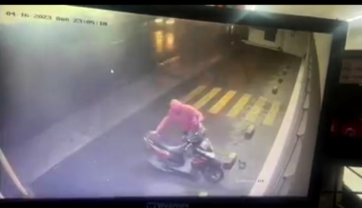 Bandit saat beraksi mencuri motor karyawan Alfamart di Sooko Mojokerto. (tangkapan layar)