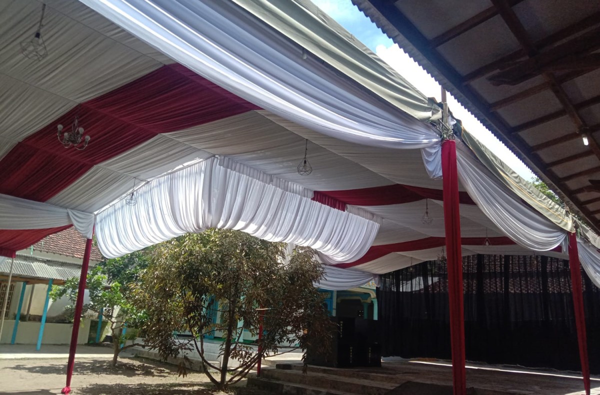 Tenda merah putih yang dipasang di depan rumah ibunda Anas Urbaningrum di Blitar (Foto: Bramanta Pamungkas/jatimnow.com)
