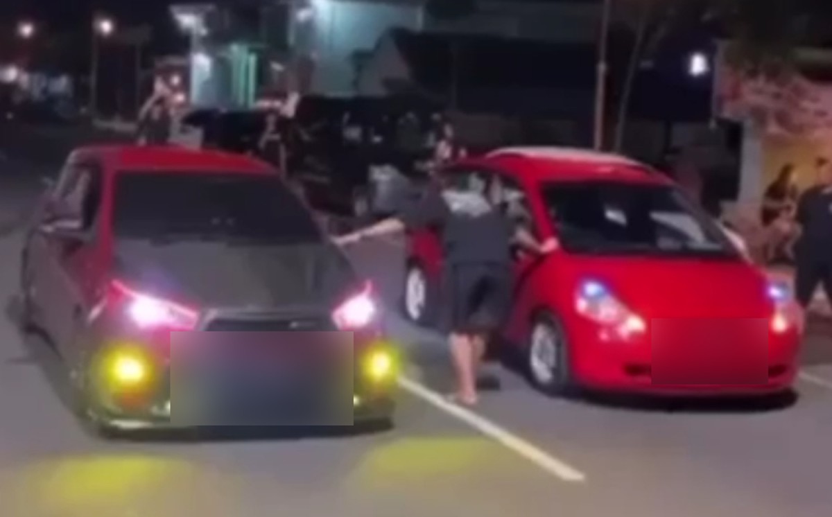 Dua mobil yang mengadu cepat di Jalan Empunala Kota Mojokerto (Foto: Tangkapan layar video yang beredar)