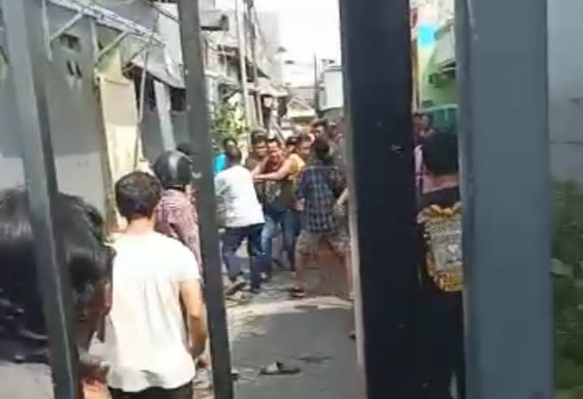 Warga menghajar bandit bertato yang tepergok mencuri motor di Tambaksari, Surabaya (Foto: Fety for jatimnow.com)