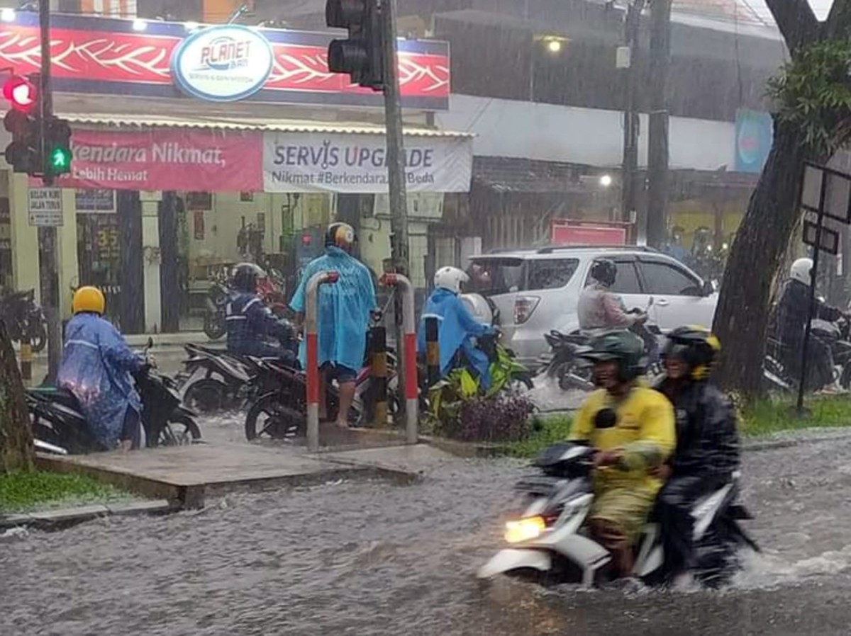 Banjir yang terjadi di Kota Malang (Foto: Galih Rakasiwi/jatimnow.com)
