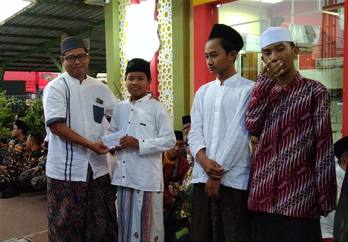 JIIPE bersama perusahaan di dalam kawasan menyalurkan bantuan untuk anak yatim di sekitar perusahaan. (JIIPE for jatimnow.com)