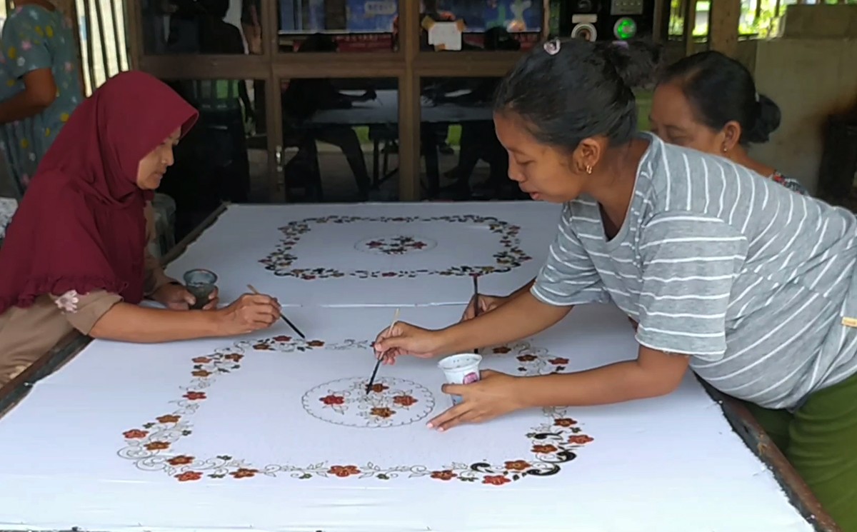 Proses pengerjaan batik sarimbit di Desa Jatipelem, Diwek, Jombang. (foto: Elok Aprianto/jatimnow.com)