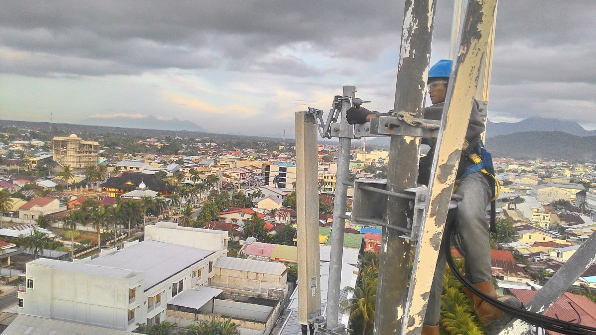 Petugas jaringan XL Axiatan saat melakukan perawatan BTS. (foto: XL Axiata for jatimnow.com)