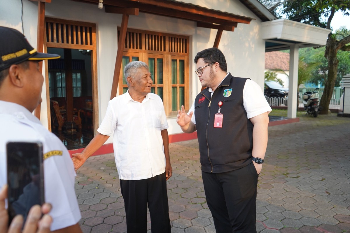 Mas Dhito bersama Kepala Desa Gabru Harjaka. (Foto : Humas Pemkab Kediri for jatimnow.com)
