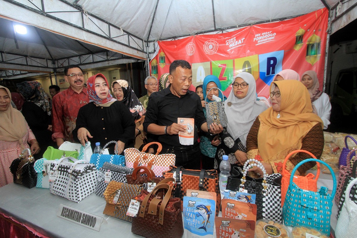 Bupati Ponorogo, Sugiri Sancoko menyaksikan produk UMKM dalam Bazar Ramadan. (Prokopim Pemkab Ponorogo/jatimnow.com)