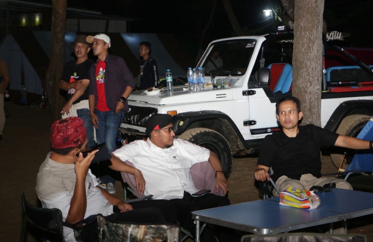 Bupati Sumenep Ahmad Fauzi saat bermalam bersama OPD di Pantai Lombang (Foto: Muhlis for jatimnow.com)