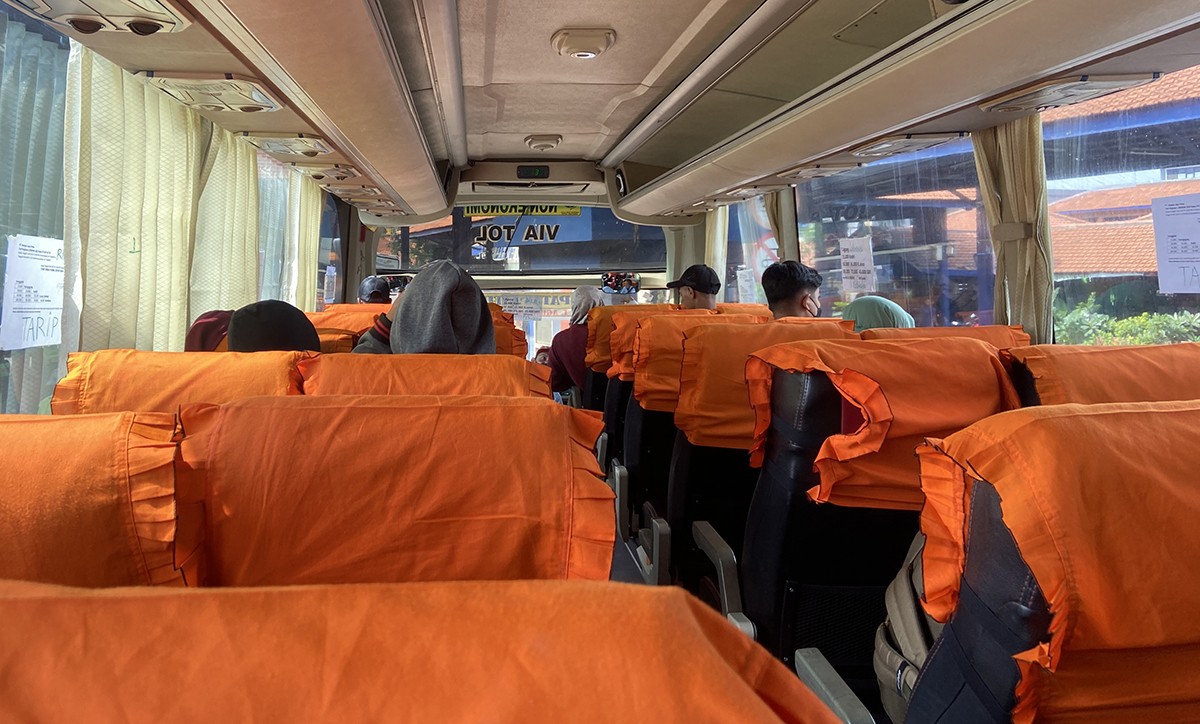Suasana dalam bus AKDP nonekonomi Harapan Jaya rute Surabaya-Kediri-Trenggalek. (foto : Yanuar Dedy/jatimnow.com)