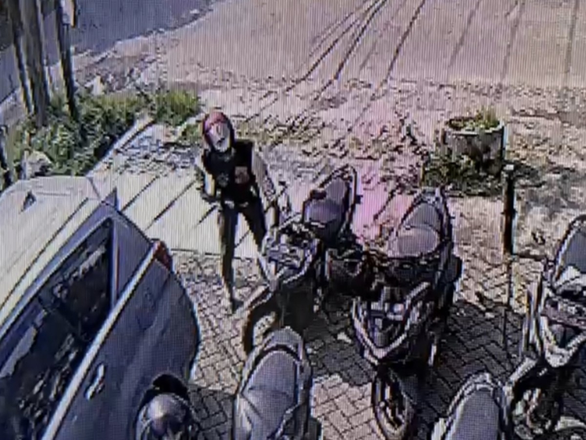 Aksi pelaku yang terekam CCTV. (foto: tangkapan layar).