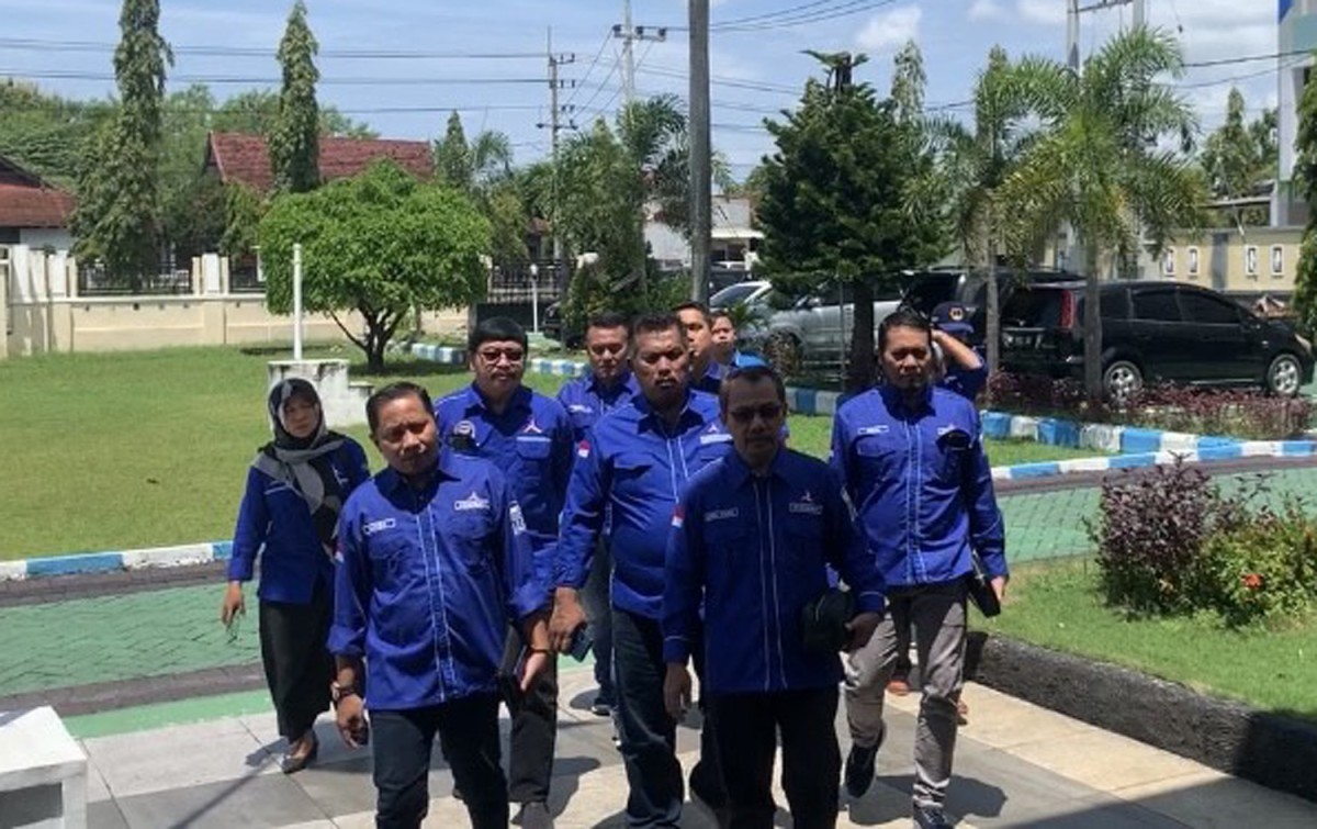 Pengurus Partai Demokrat Ponorogo saat mendatangi PN setempat (Foto: Ahmad Fauzani/jatimnow.com)