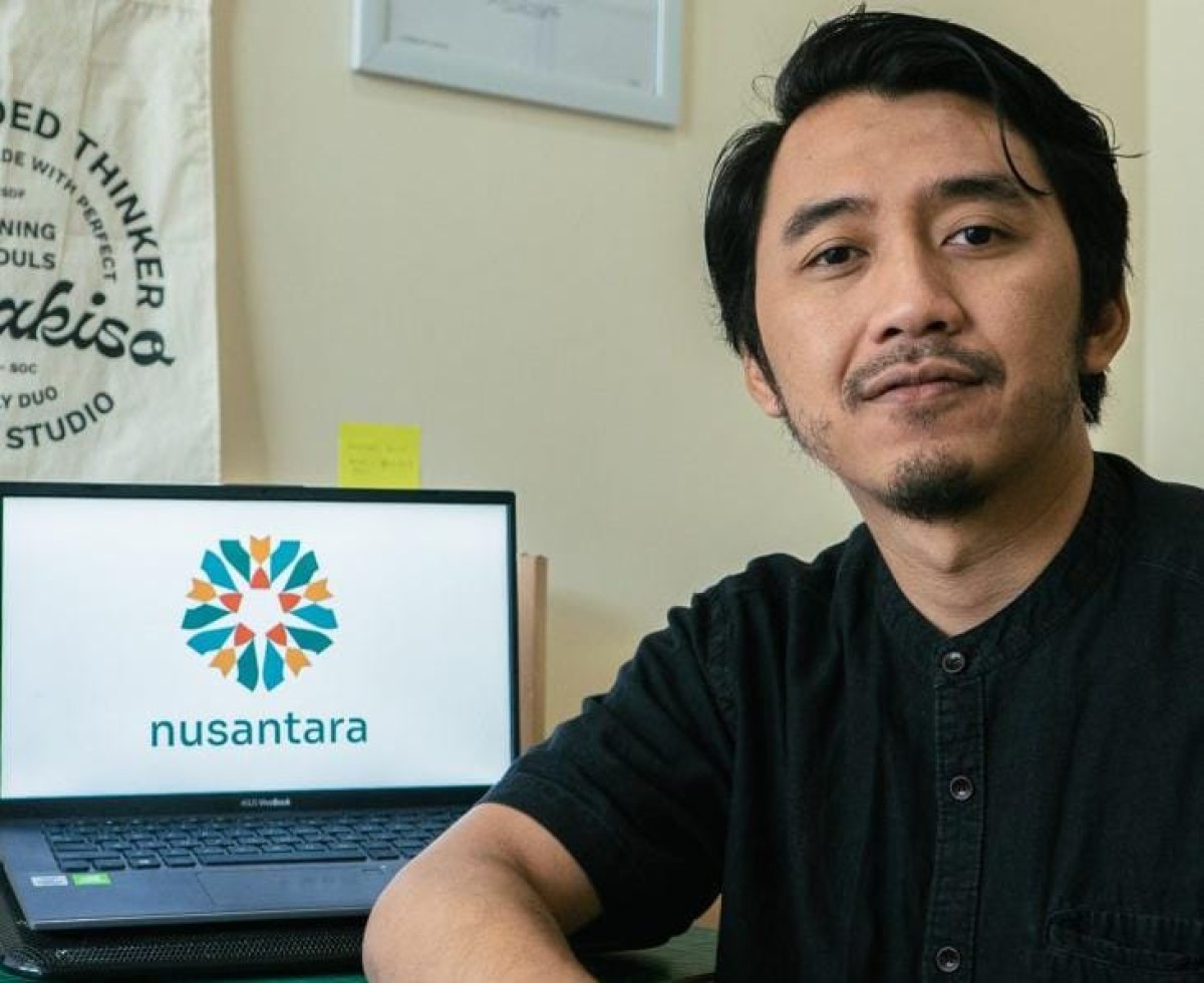 Dimas Fakhrudin dengan logo IKN. (foto: Dimas Fakhrudin for jatimnow.com)