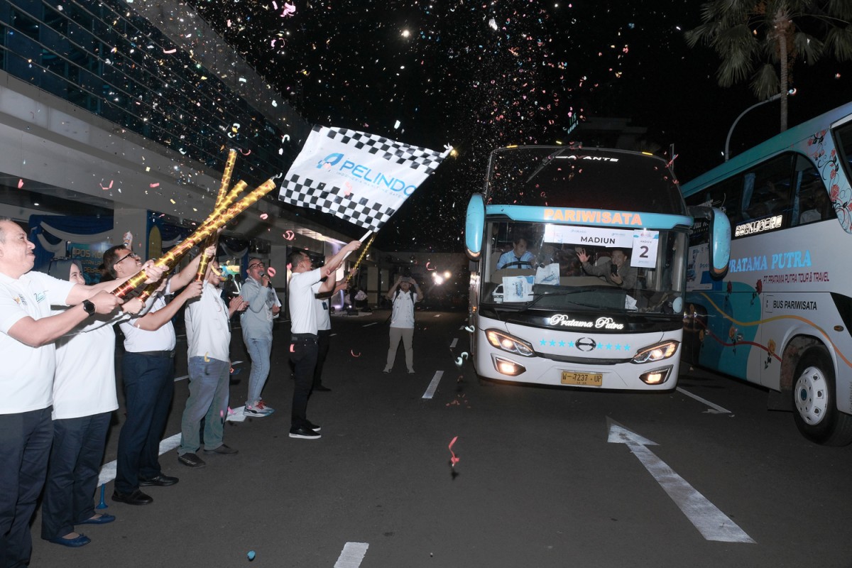 Direktur Utama SPTP M. Adji memberangkatan Rombongan Mudik Gratis menuju Madiun dan Jember (Foto-foto: Pelindo Peti Kemas)