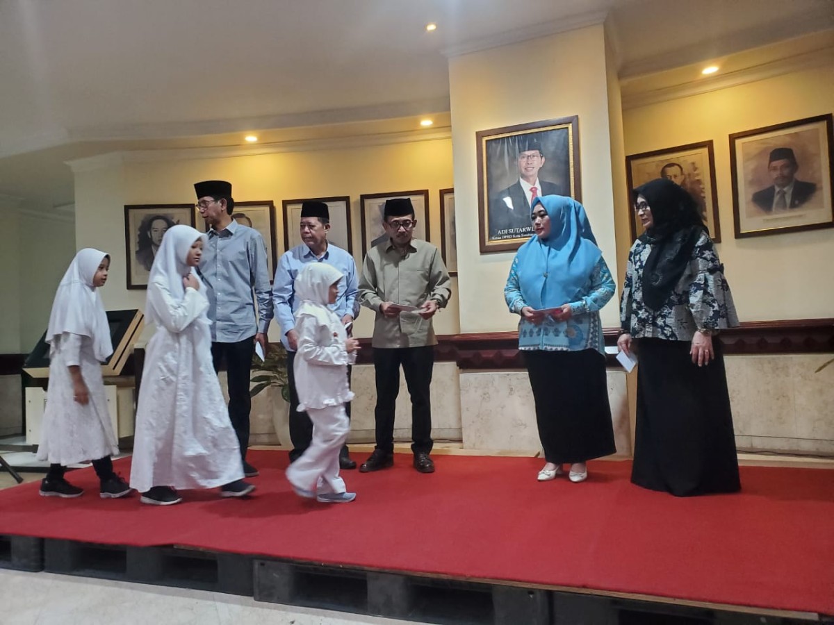 Pimpinan DPRD Surabaya saat memberikan santunan kepada anak yatim di Gedung DPRD, Jalan Yos Sudarso, Surabaya (foto: Ni'am Kurniawan/jatimnow.com)