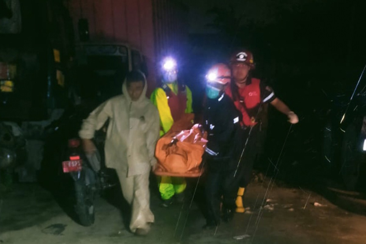 Evakuasi jenazah korban tersengat listrik (Foto: BPBD for jatimnow.com)