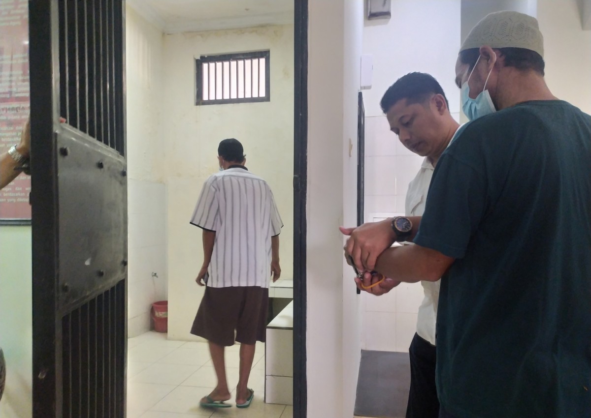 Dua tersangka pembunuhan petani saat dijebloskan ke ruang tahanan Kejari Lamongan (Foto: Adyad Ammy Iffansah/jatimnow.com)