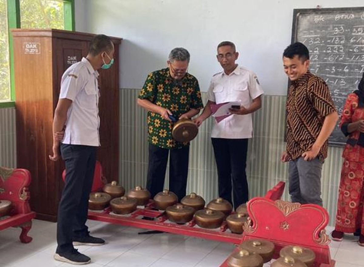 Tim ahli dari ISI Yogyakarta saat memeriksa ukuran gamelan (Foto: Dok. Kejari Tulungagung)