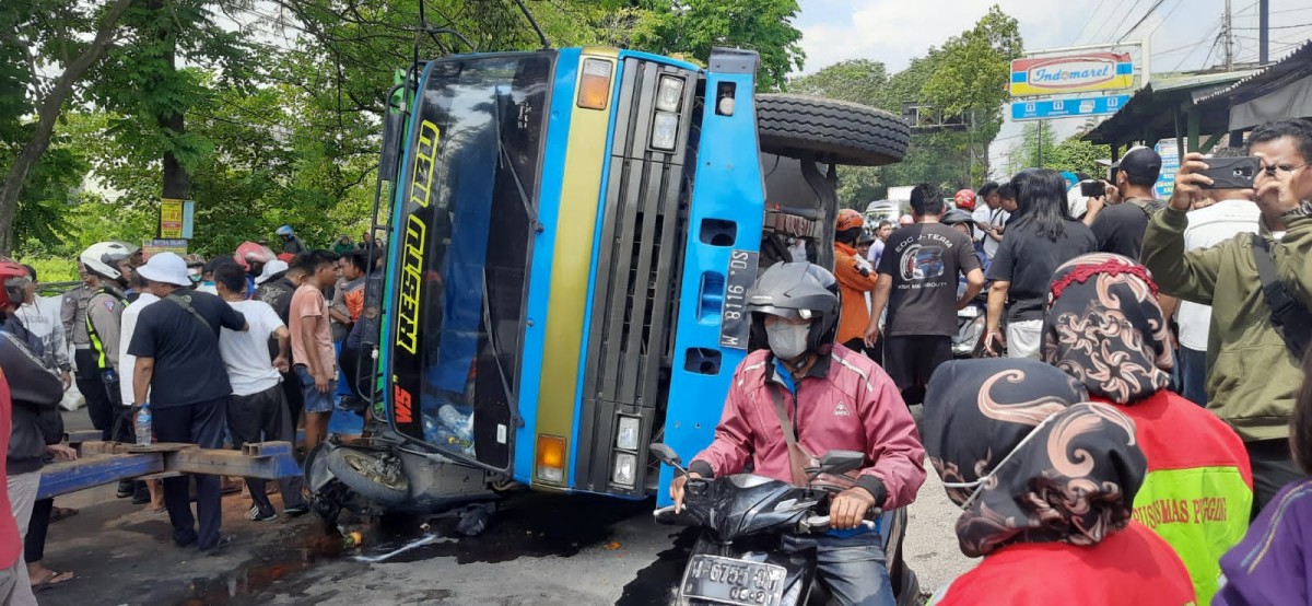 Truk yang menabrak Innova dan empat motor. (Dino for jatimnow.com)