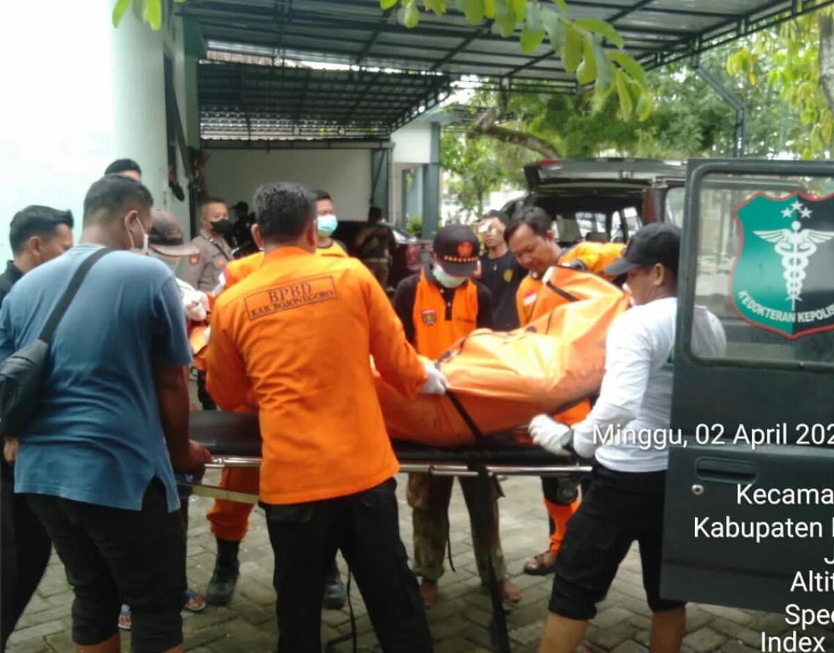 BPBD Bojonegoro saat melakukan evakuasi korban tewas yang ditemukan hanyut di Bengawan Solo. (foto: BPBD Bojonegoro for jatimnow.com)