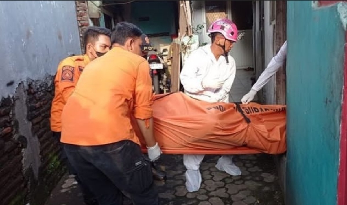 Proses evakuasi jenazah yang dilakukan BPBD. (foto: IG Command Center 112)