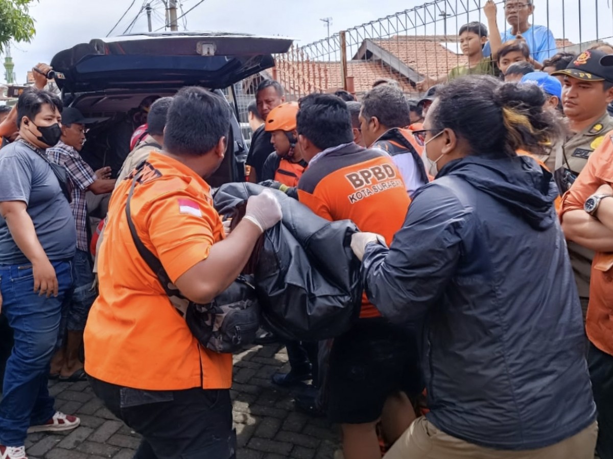 Evakuasi jenazah korban (foto: Buyung Hidayat for jatimnow.com)