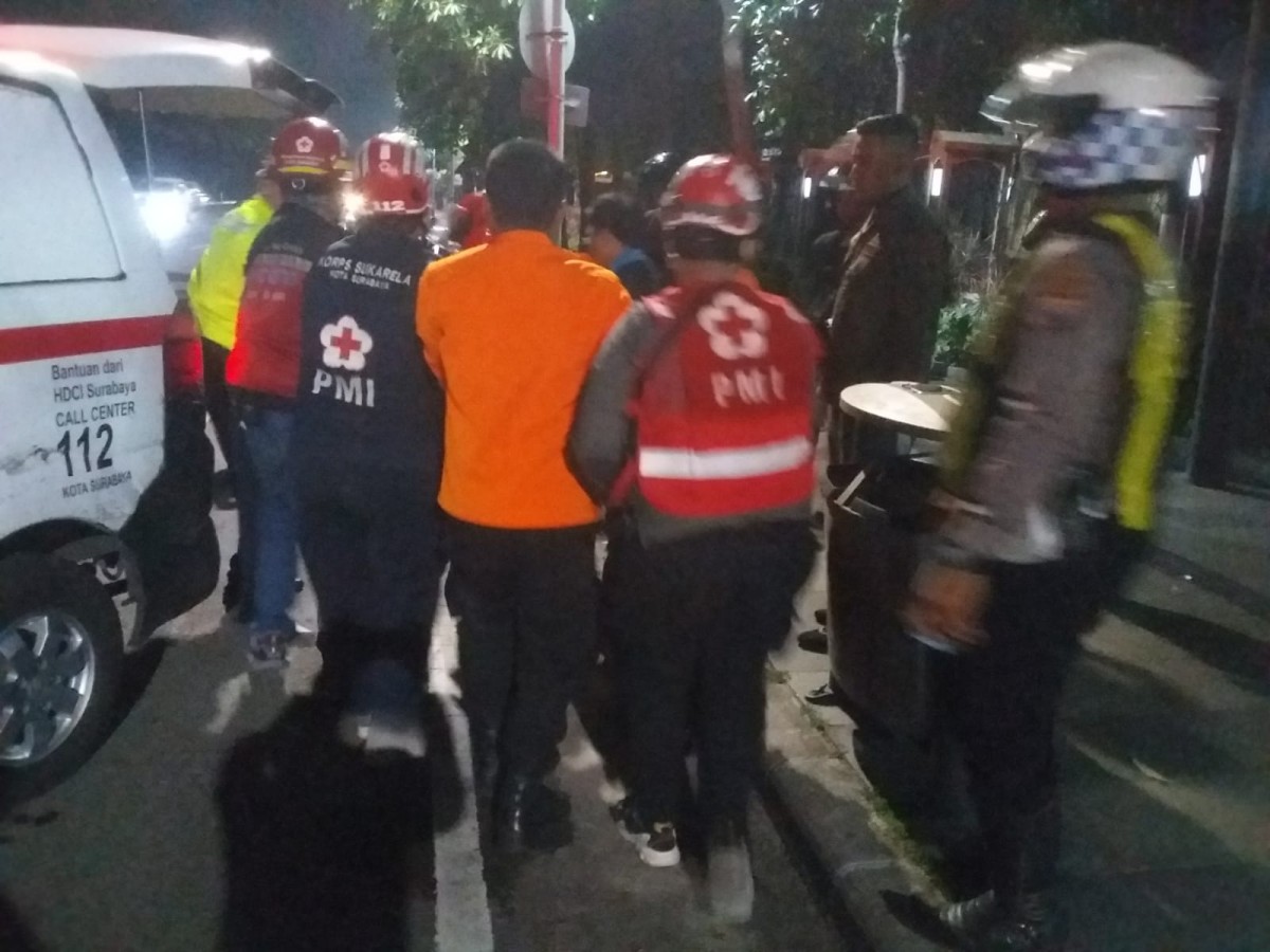Proses evakuasi korban laka lantas di Jalan A.Yani Surabaya. (Buyung Hidayat for jatimnow.com)